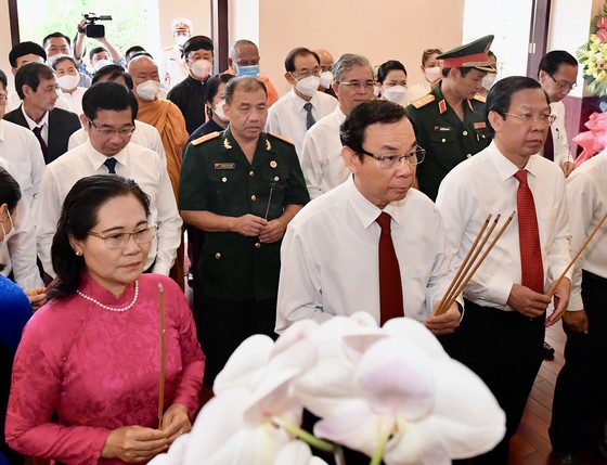 Lãnh đạo TPHCM dâng hoa, dâng hương Chủ tịch Hồ Chí Minh ảnh 1