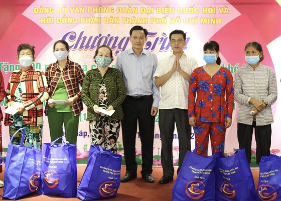 Văn phòng Đoàn ĐBQH và HĐND TPHCM trao 100 phần quà cho người dân khó khăn ở tỉnh Đồng Tháp ảnh 3