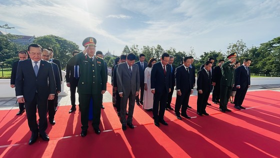 Đoàn đại biểu cấp cao TPHCM đến đặt vòng hoa tại Đài tưởng niệm các chiến sĩ vô danh Lào ảnh 2
