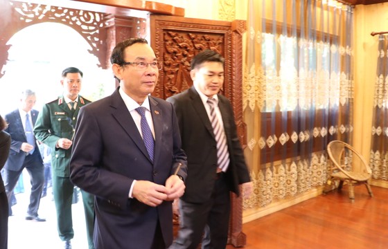 Bí thư Thành ủy TPHCM đến thăm gia đình cố Thủ tướng Lào và cố Chủ tịch Quốc hội Lào ảnh 4