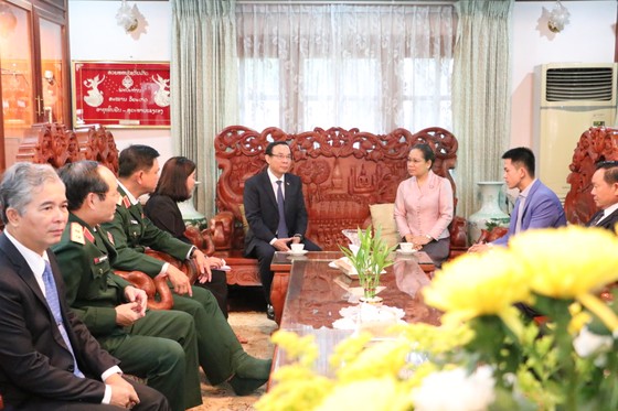Bí thư Thành ủy TPHCM đến thăm gia đình cố Thủ tướng Lào và cố Chủ tịch Quốc hội Lào ảnh 3