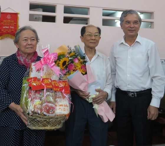 Lãnh đạo TPHCM thăm và chúc thọ các cụ tiêu biểu tròn 90 tuổi nhân ngày Người cao tuổi Việt Nam ảnh 3