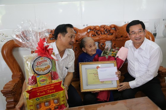 Lãnh đạo TPHCM thăm và chúc thọ các cụ tiêu biểu tròn 90 tuổi nhân ngày Người cao tuổi Việt Nam ảnh 1