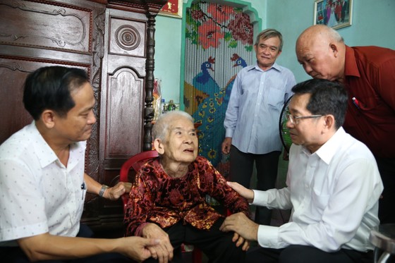 Lãnh đạo TPHCM thăm và chúc thọ các cụ tiêu biểu tròn 90 tuổi nhân ngày Người cao tuổi Việt Nam ảnh 2