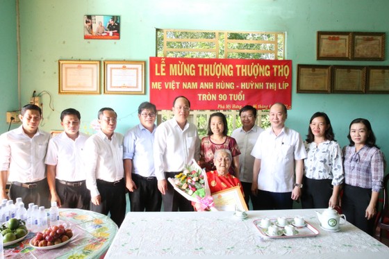 Phó Bí thư Thành ủy TPHCM Nguyễn Hồ Hải thăm, mừng thọ Mẹ Việt Nam Anh hùng ảnh 1