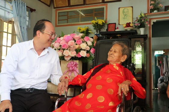 Phó Bí thư Thành ủy TPHCM Nguyễn Hồ Hải thăm, mừng thọ Mẹ Việt Nam Anh hùng ảnh 3