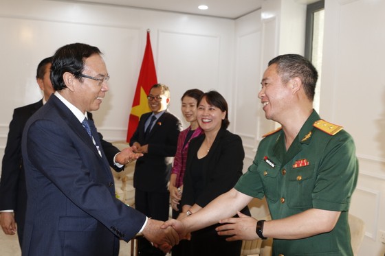 Bí thư Thành ủy TPHCM Nguyễn Văn Nên thăm cán bộ, nhân viên Đại sứ quán Việt Nam tại Ấn Độ ảnh 1