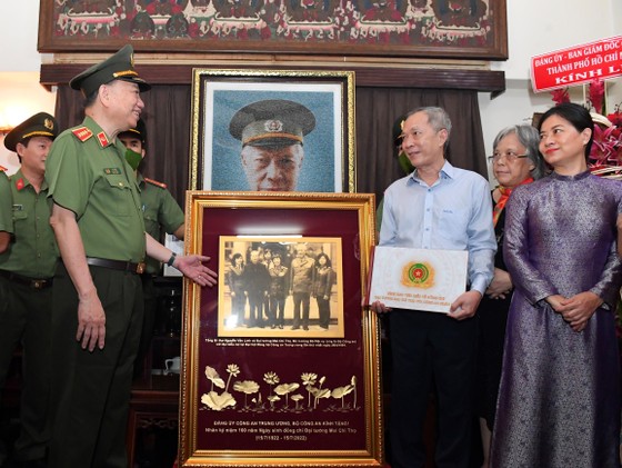 Lãnh đạo Bộ Công an, TPHCM dâng hoa, dâng hương Đại tướng Mai Chí Thọ ảnh 5