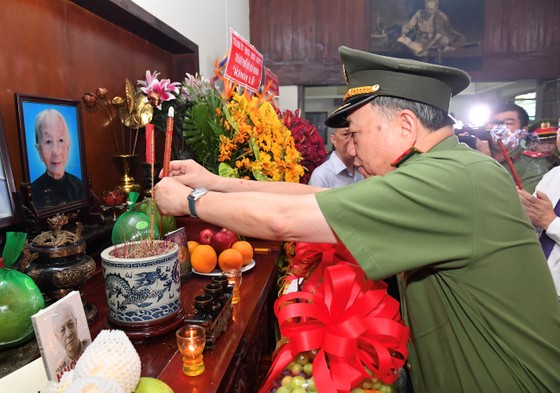 Lãnh đạo Bộ Công an, TPHCM dâng hoa, dâng hương Đại tướng Mai Chí Thọ ảnh 1