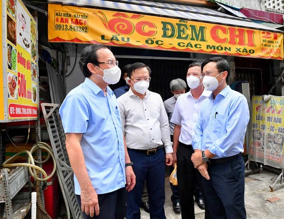 Bí thư Thành ủy TPHCM Nguyễn Văn Nên đi kiểm tra thực tế phòng chống dịch tại quận Bình Tân ảnh 5