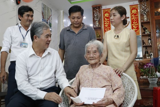 Lãnh đạo TPHCM thăm Mẹ Việt Nam anh hùng, gia đình chính sách ảnh 6