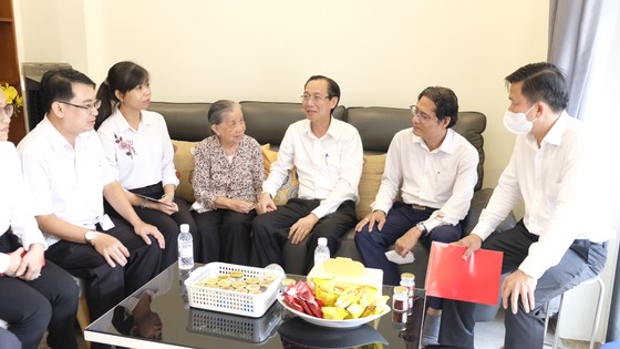 Lãnh đạo TPHCM thăm Mẹ Việt Nam anh hùng, gia đình chính sách ảnh 4