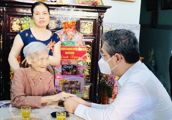 Lãnh đạo TPHCM thăm Mẹ Việt Nam anh hùng, gia đình chính sách ảnh 1