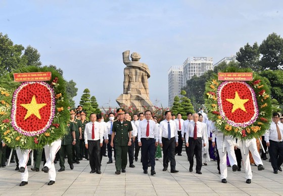 Lãnh đạo TPHCM dâng hương tưởng niệm các anh hùng liệt sĩ ảnh 1
