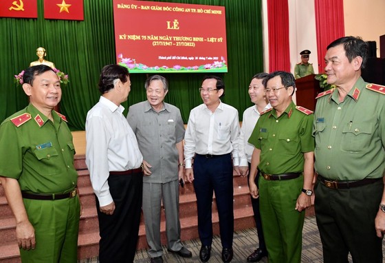 Chủ tịch nước Nguyễn Xuân Phúc: Lực lượng công an đã hoàn thành tốt phong trào 'Đền ơn đáp nghĩa' ảnh 9