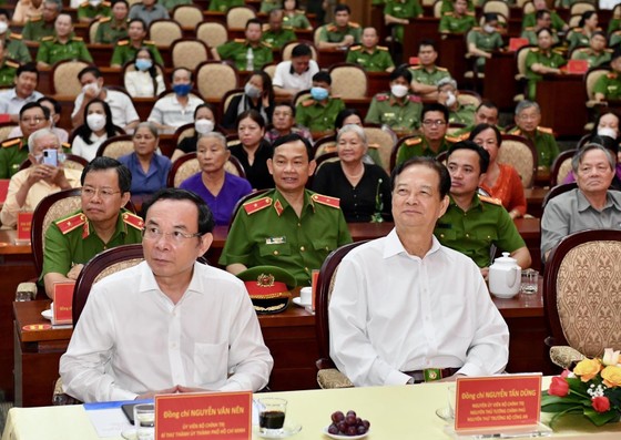 Chủ tịch nước Nguyễn Xuân Phúc: Lực lượng công an đã hoàn thành tốt phong trào 'Đền ơn đáp nghĩa' ảnh 6