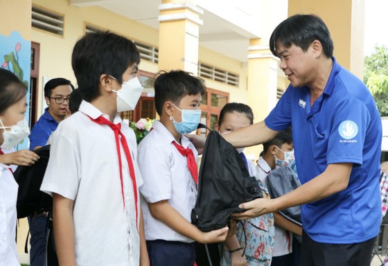 Lãnh đạo TPHCM thăm chiến sĩ tình nguyện tại tỉnh Đồng Tháp ảnh 3