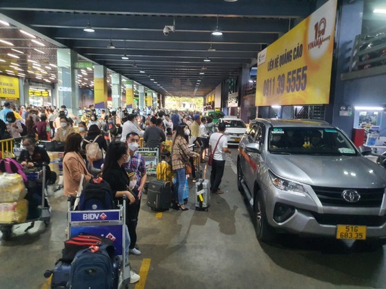 Tăng cường 'dẹp loạn taxi' tại sân bay Tân Sơn Nhất ảnh 1