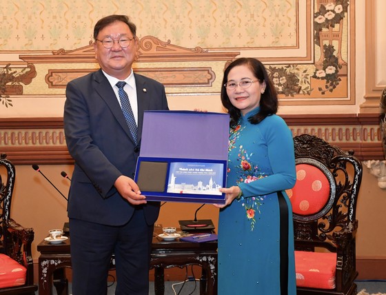 Chủ tịch HĐND TPHCM Nguyễn Thị Lệ tiếp Chủ tịch Hội Nghị sĩ Hữu nghị Hàn Quốc - Việt Nam ảnh 1