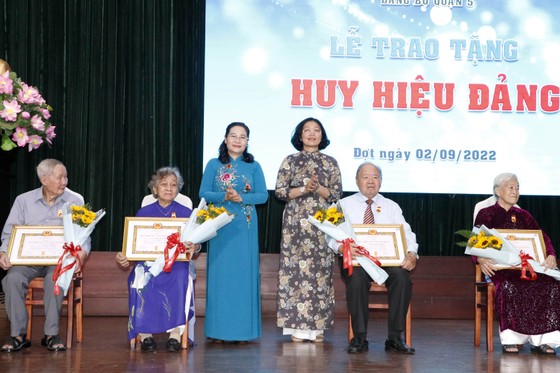 Chủ tịch HĐND TPHCM Nguyễn Thị Lệ trao Huy hiệu Đảng cho các đảng viên cao tuổi đảng tại quận 5 ảnh 3