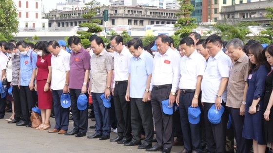 Đoàn đại biểu ngành nội chính Đảng dâng hoa, dâng hương Chủ tịch Hồ Chí Minh ảnh 3