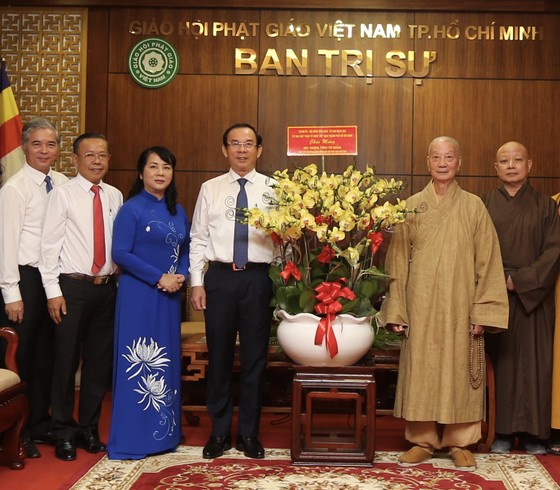 Bí thư Thành ủy TPHCM thăm, chúc mừng Pháp chủ Hội đồng Chứng minh Giáo hội Phật giáo Việt Nam ảnh 1