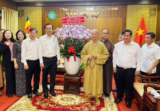 Bí thư Thành ủy TPHCM thăm, chúc mừng Pháp chủ Hội đồng Chứng minh Giáo hội Phật giáo Việt Nam ảnh 4