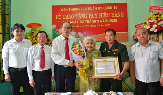Bí thư Thành ủy TPHCM trao Huy hiệu 75 năm tuổi Đảng cho đảng viên cao tuổi Đảng ảnh 2