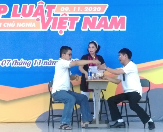 Nhiều hoạt động hưởng ứng Ngày Pháp luật Việt Nam ảnh 3
