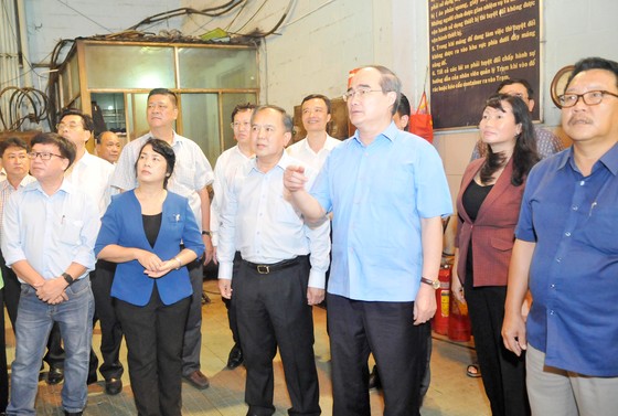 Bí thư Thành ủy TPHCM Nguyễn Thiện Nhân thăm công nhân vệ sinh trước giờ giao thừa ảnh 1