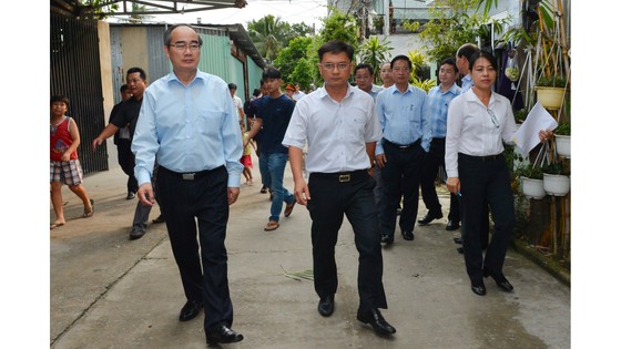 Bí thư Thành ủy TPHCM Nguyễn Thiện Nhân thị sát đột xuất công trình không phép của 'quan quận' ảnh 4