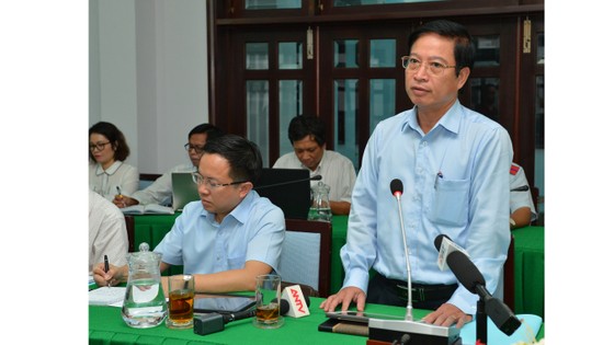 Bí thư Thành ủy TPHCM Nguyễn Thiện Nhân thị sát đột xuất công trình không phép của 'quan quận' ảnh 2