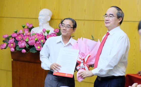 Bí thư Thành ủy TPHCM Nguyễn Thiện Nhân trao quyết định cán bộ tại quận 12 ảnh 1