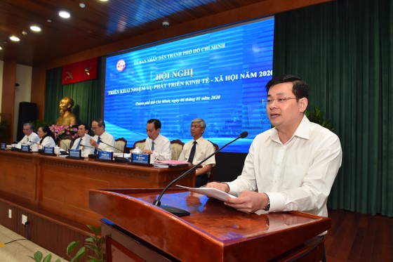 Chủ tịch UBND TPHCM Nguyễn Thành Phong: Kéo giảm ùn tắc giao thông và ô nhiễm môi trường ảnh 5