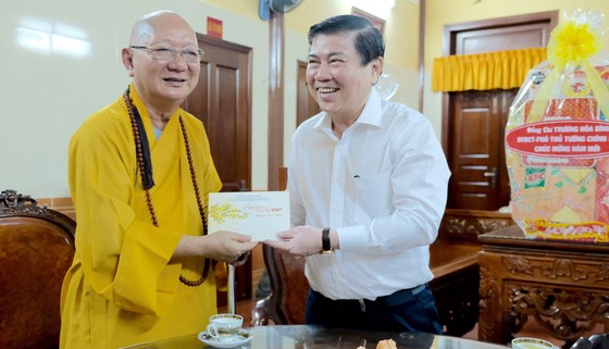 Chủ tịch UBND TPHCM Nguyễn Thành Phong thăm, chúc tết người dân Khu Công nghệ cao ảnh 5