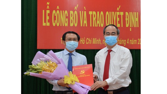 Bí thư Thành ủy TPHCM Nguyễn Thiện Nhân trao quyết định cán bộ tại quận 9 ảnh 2