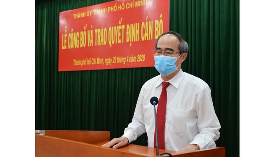 Bí thư Thành ủy TPHCM Nguyễn Thiện Nhân trao quyết định cán bộ tại quận 9 ảnh 1