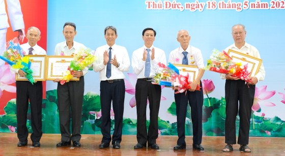 Phó Bí thư Thường trực Thành ủy TPHCM Trần Lưu Quang trao Huy hiệu Đảng cho đảng viên cao tuổi Đảng ảnh 2