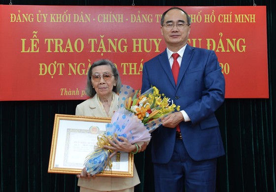 Đảng ủy Khối Dân - Chính - Đảng TPHCM trao Huy hiệu Đảng cho 17 đảng viên tiêu biểu ảnh 3