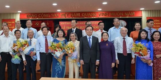 Đảng ủy Khối Dân - Chính - Đảng TPHCM trao Huy hiệu Đảng cho 17 đảng viên tiêu biểu ảnh 2