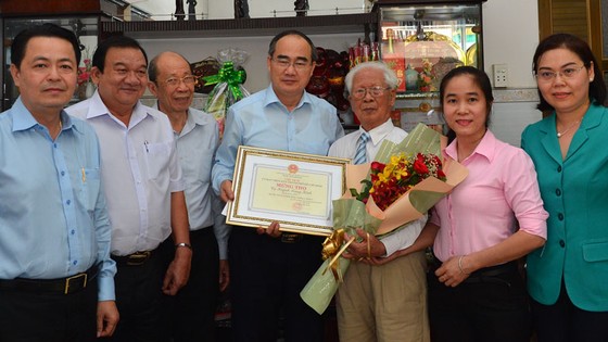 Bí thư Thành ủy TPHCM Nguyễn Thiện Nhân thăm, chúc thọ người cao tuổi tiêu biểu 90 tuổi ảnh 2