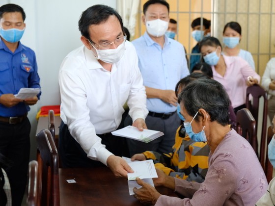 Bí thư Thành ủy TPHCM Nguyễn Văn Nên thăm, chúc tết người nghèo, lao động khó khăn ảnh 1