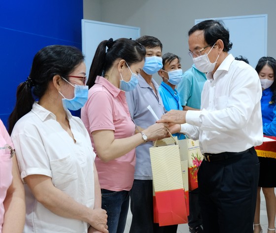 Bí thư Thành ủy TPHCM Nguyễn Văn Nên thăm, chúc tết người nghèo, lao động khó khăn ảnh 4