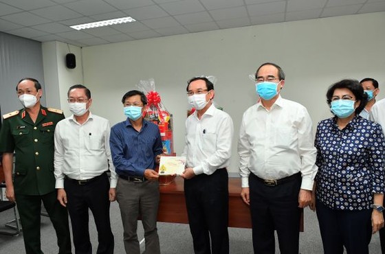 Bí thư Thành ủy TPHCM Nguyễn Văn Nên thăm, động viên đội ngũ phòng chống dịch Covid-19  ảnh 2
