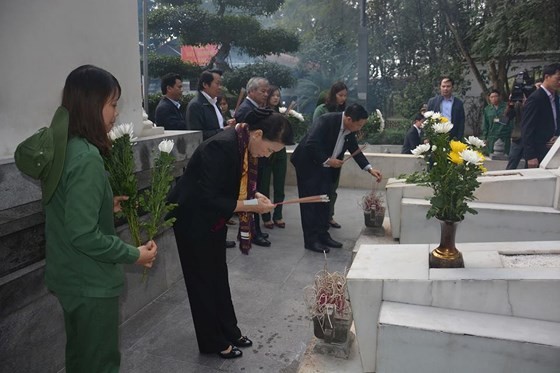 Chủ tịch Quốc hội Nguyễn Thị Kim Ngân thăm, tặng quà đối tượng chính sách tại Hà Tĩnh  ảnh 1