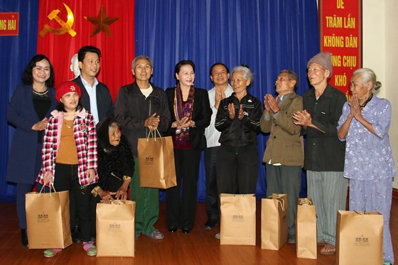 Chủ tịch Quốc hội Nguyễn Thị Kim Ngân thăm, tặng quà đối tượng chính sách tại Hà Tĩnh  ảnh 3