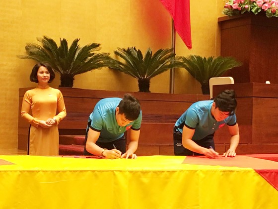 Tuyển thủ U23 Việt Nam cùng ký lên lá cờ Chủ tịch Quốc hội mang về từ Lũng Cú  ​ ảnh 1