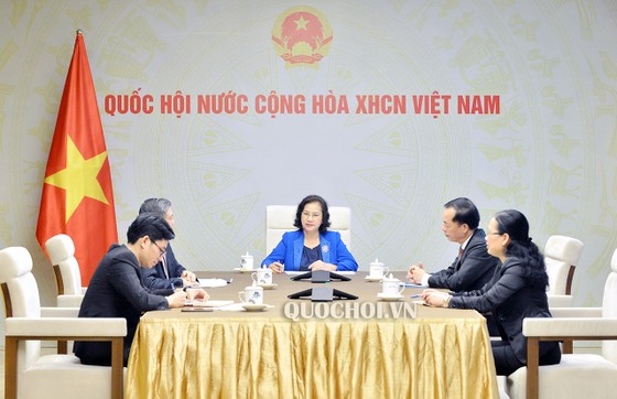 Chủ tịch Quốc hội Nguyễn Thị Kim Ngân điện đàm với Chủ tịch Quốc hội Lào Pany Yathotou  ảnh 1
