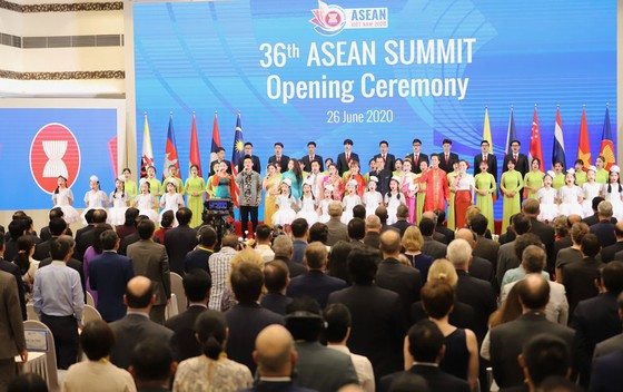 Bản lĩnh của Cộng đồng ASEAN được thể hiện rõ nét, gắn kết chặt chẽ các thành viên ảnh 1