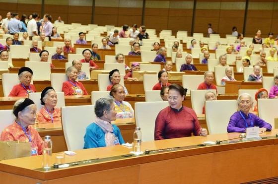 Chủ tịch Quốc hội Nguyễn Thị Kim Ngân gặp mặt 300 Mẹ Việt Nam Anh hùng tiêu biểu  ảnh 1